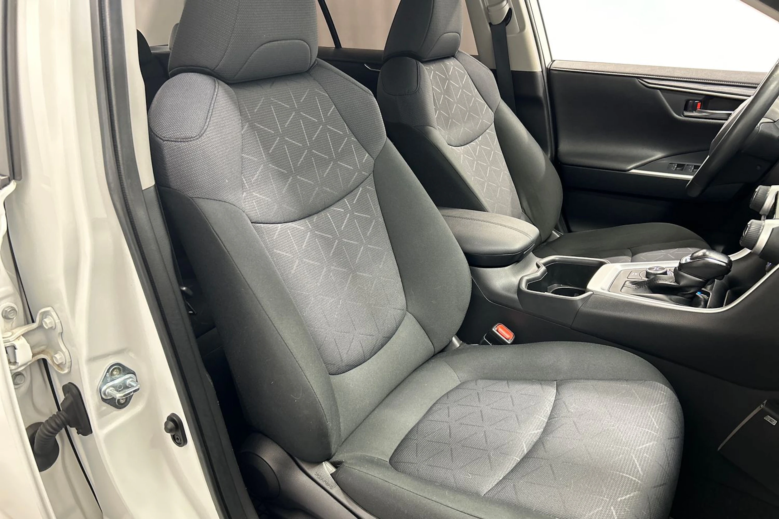 valkoinen Toyota RAV4 2022 kuva 15.