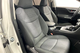 valkoinen Toyota RAV4 2022 kuva 15.
