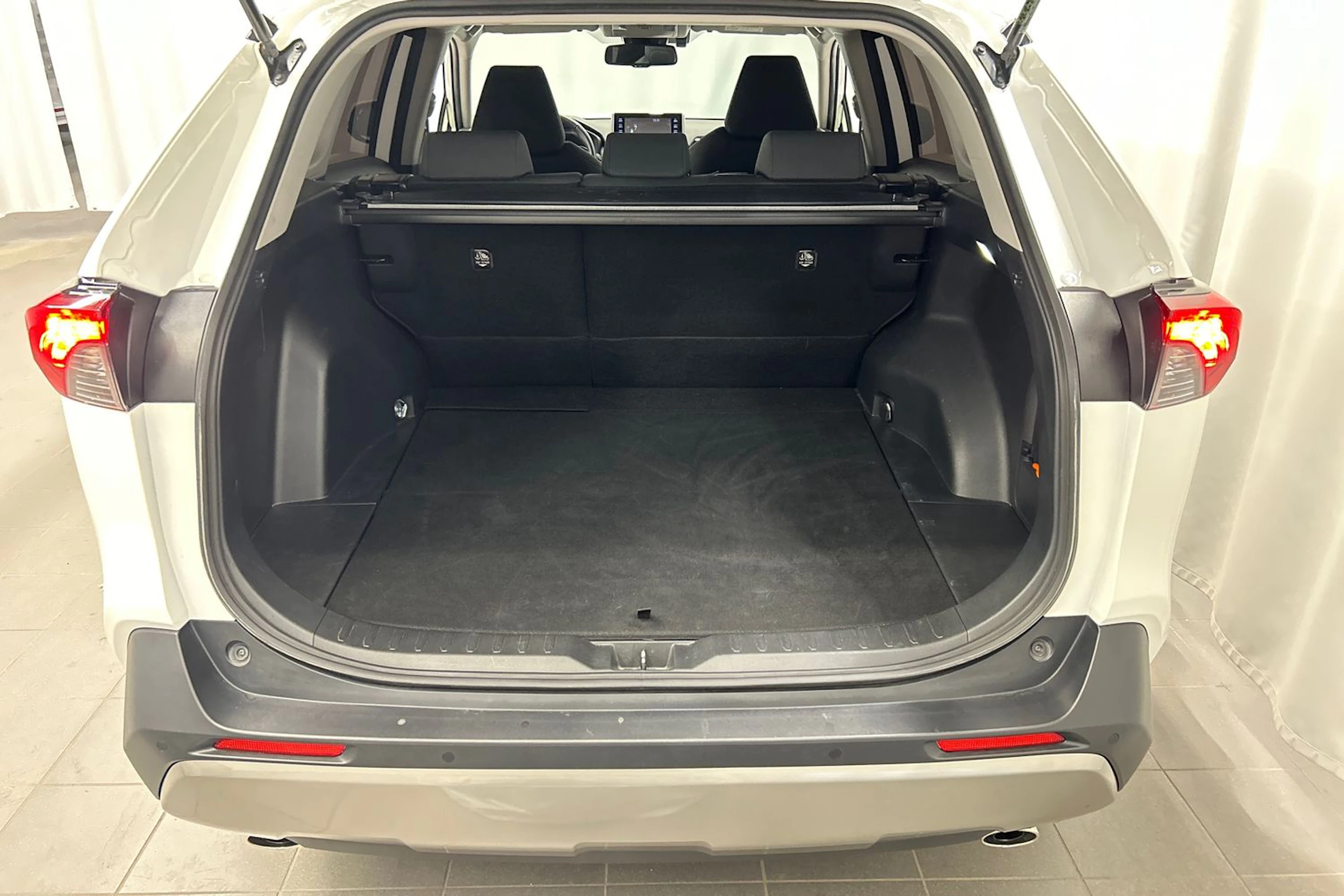 valkoinen Toyota RAV4 2022 kuva 17.