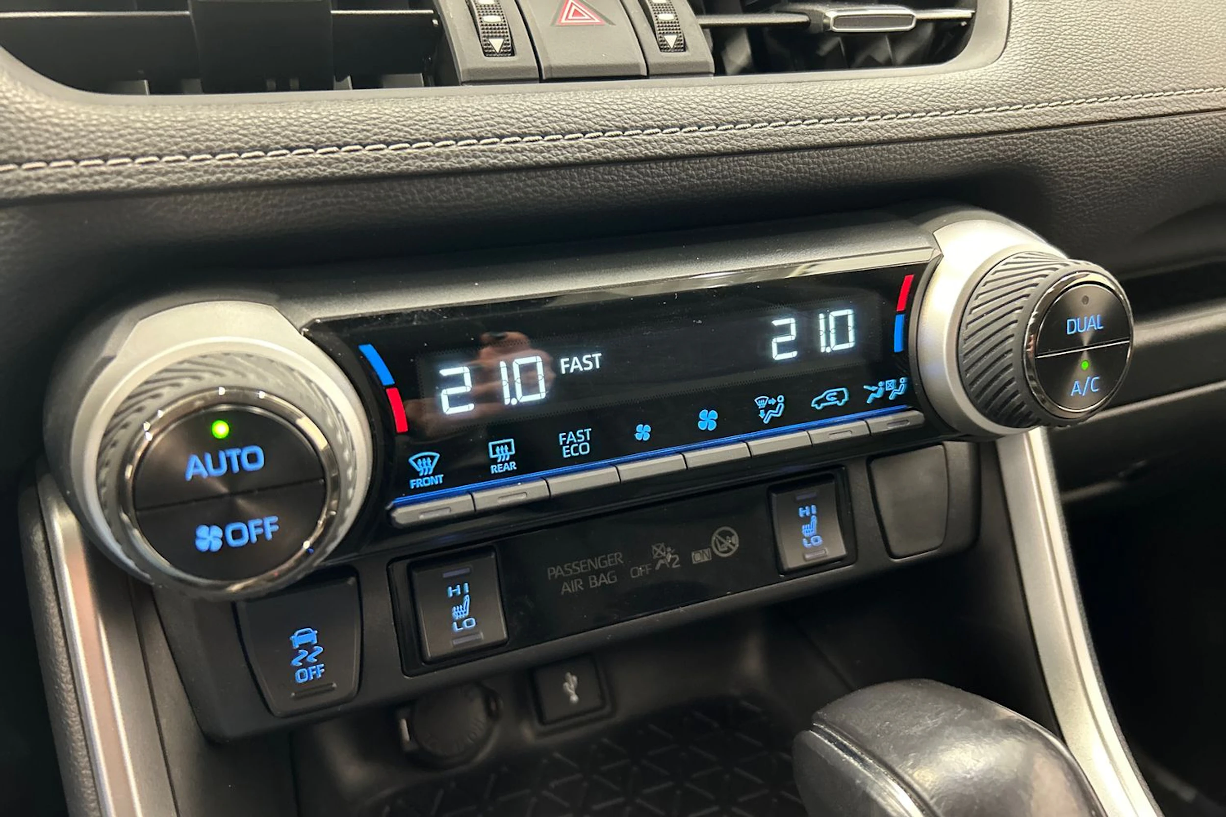 valkoinen Toyota RAV4 2022 kuva 24.