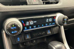 valkoinen Toyota RAV4 2022 kuva 24.