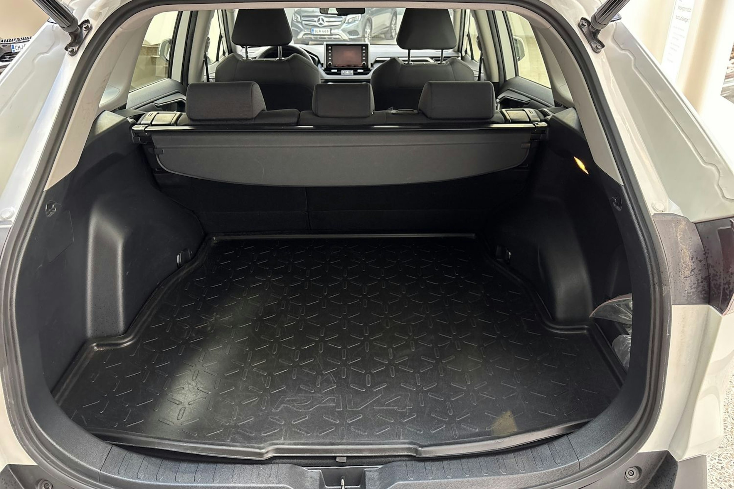 valkoinen Toyota RAV4 2022 kuva 14.