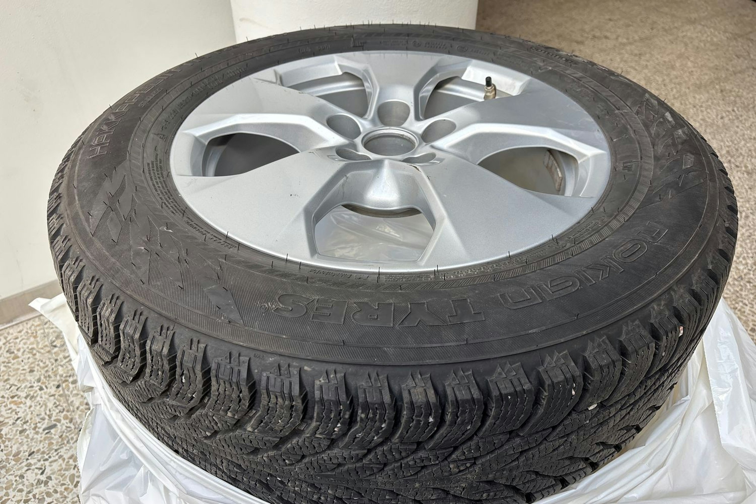 valkoinen Toyota RAV4 2022 kuva 16.