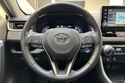 valkoinen Toyota RAV4 2022 kuva 19.