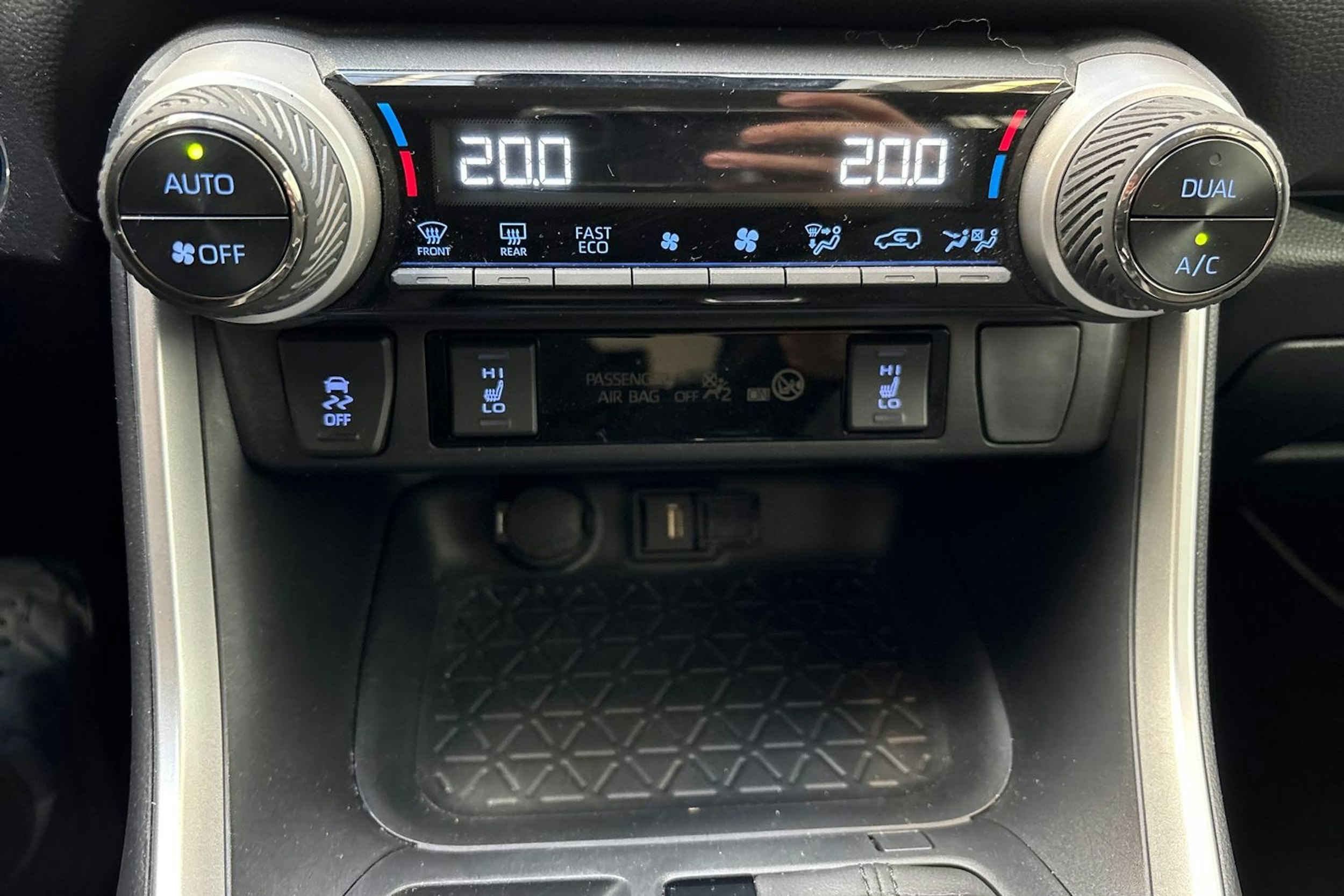 valkoinen Toyota RAV4 2022 kuva 25.