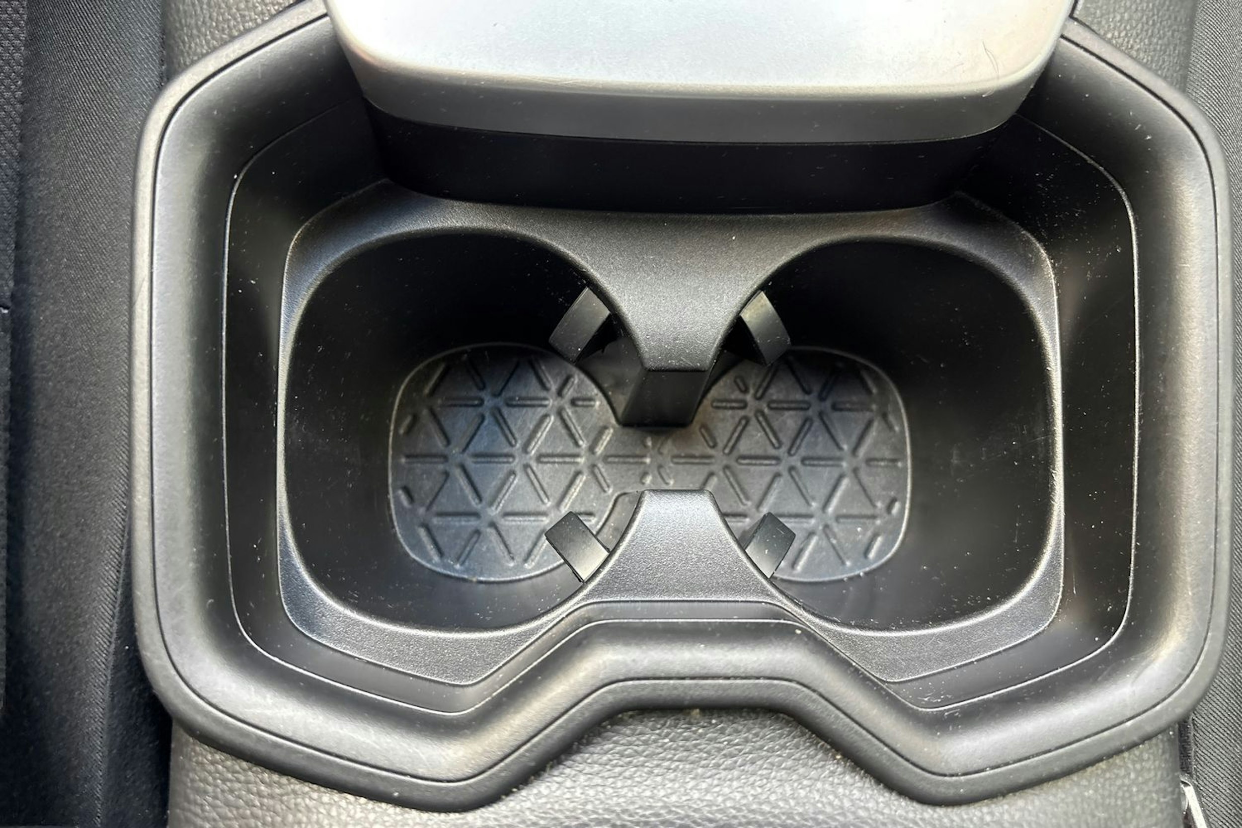 valkoinen Toyota RAV4 2022 kuva 27.