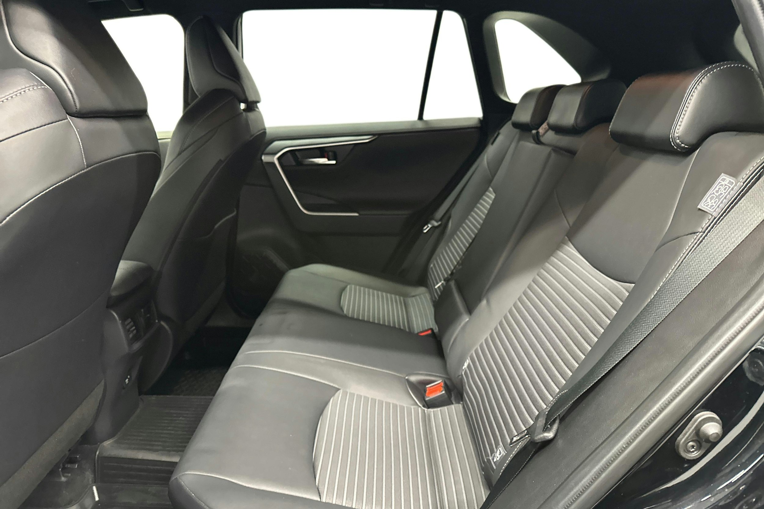 musta Toyota RAV4 2022 kuva 10.