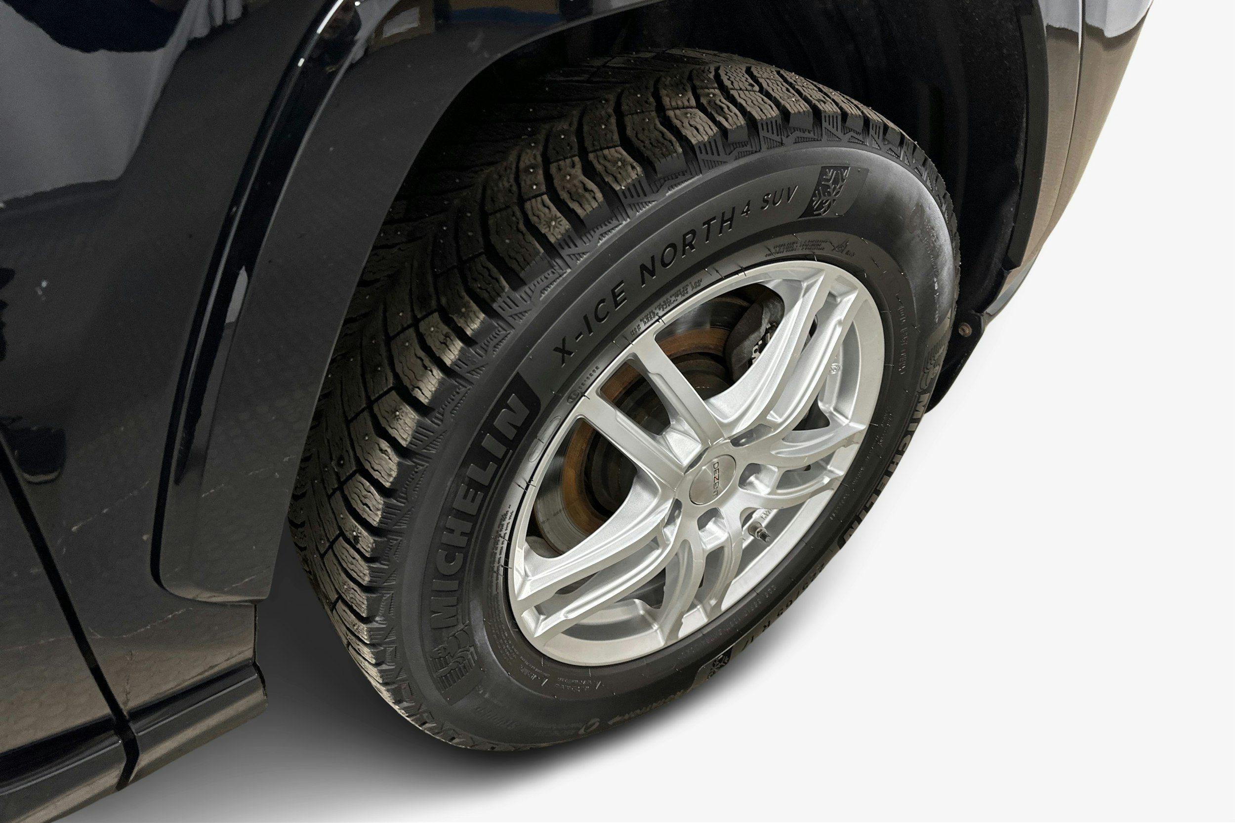 musta Toyota RAV4 2022 kuva 11.