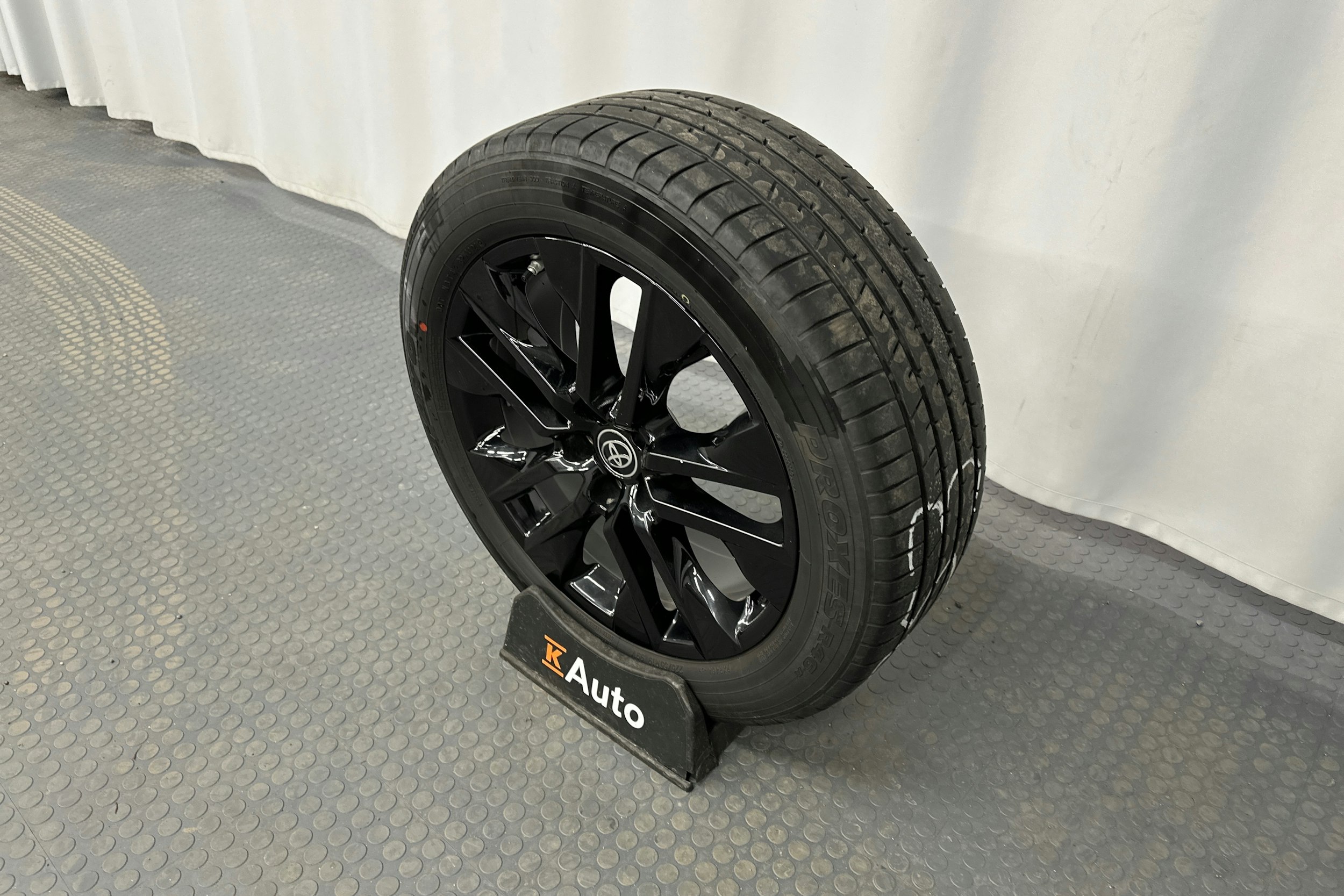 musta Toyota RAV4 2022 kuva 13.