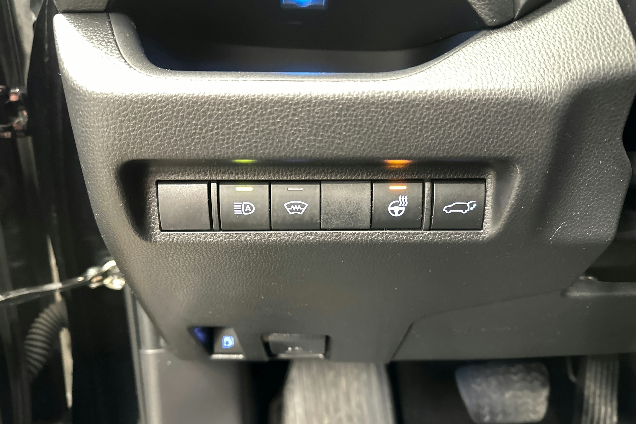 musta Toyota RAV4 2022 kuva 14.