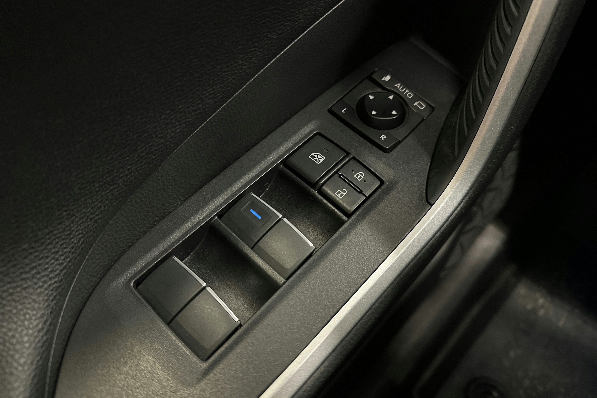 musta Toyota RAV4 2022 kuva 15.