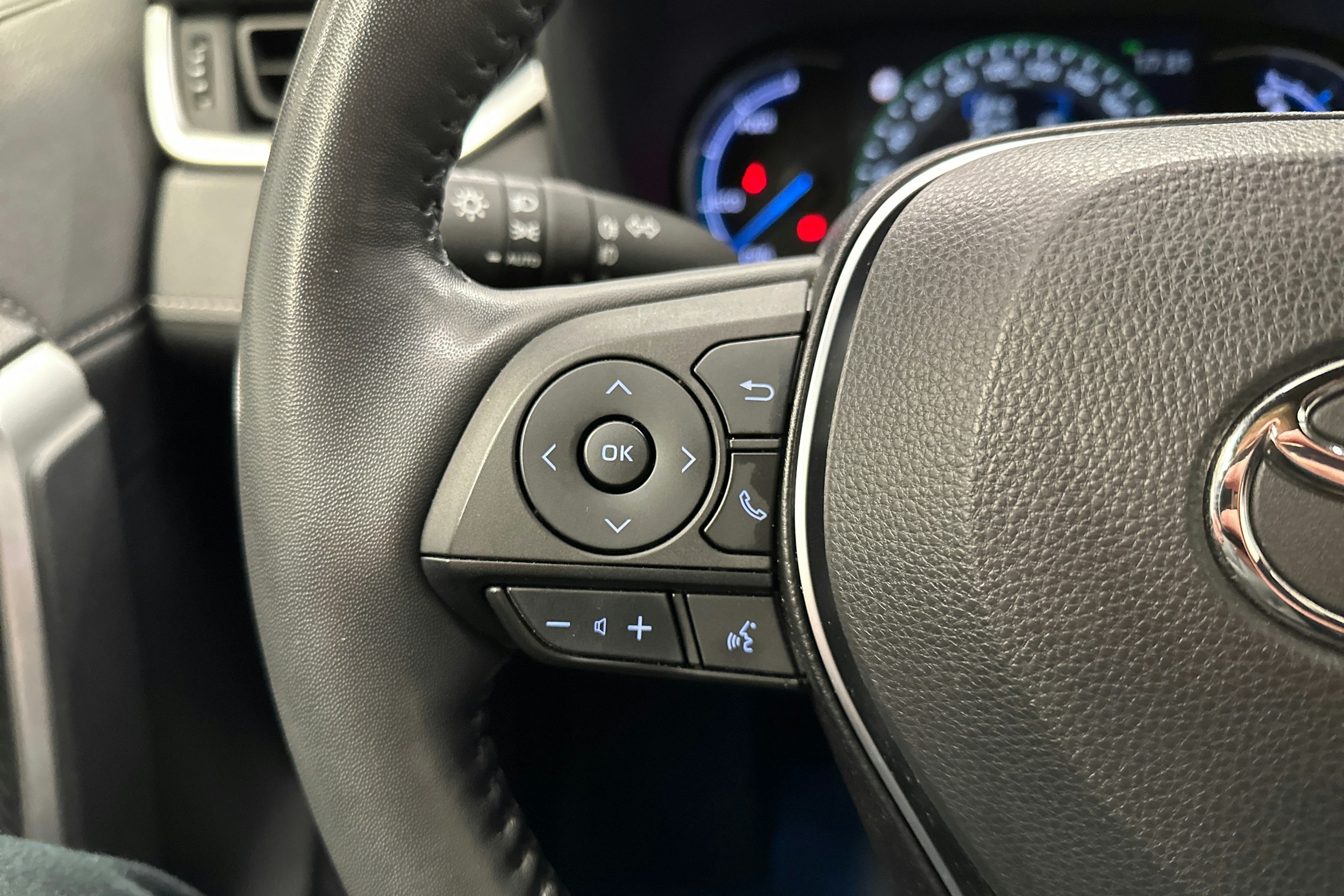 musta Toyota RAV4 2022 kuva 16.