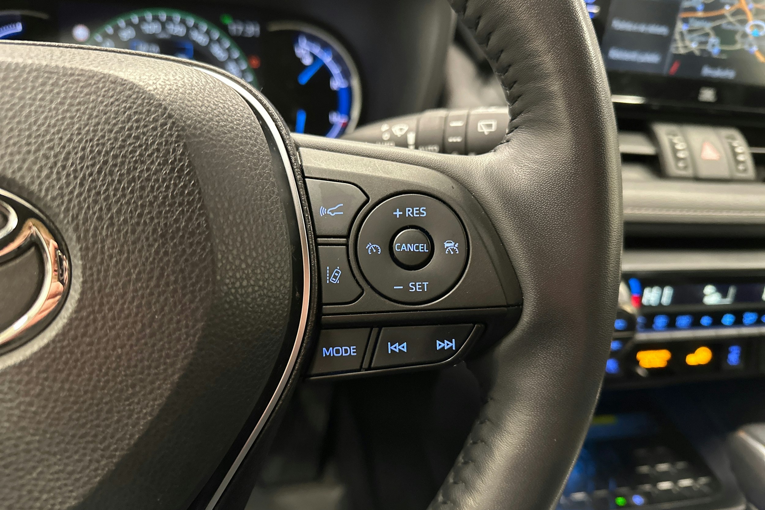 musta Toyota RAV4 2022 kuva 17.