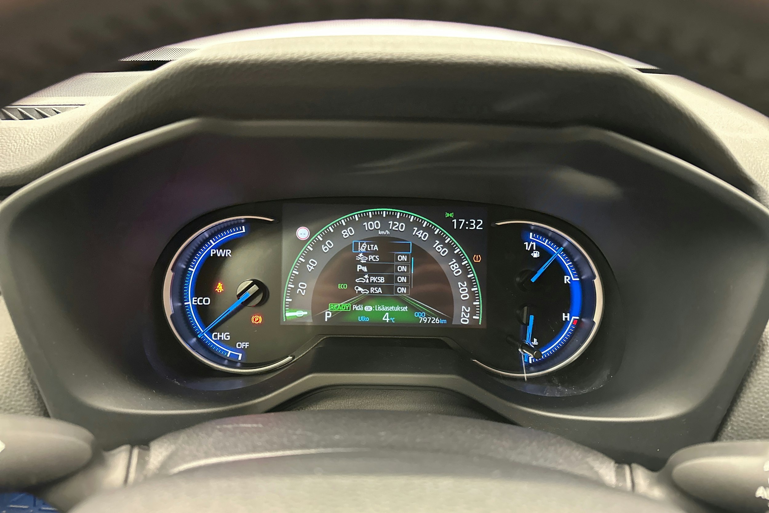 musta Toyota RAV4 2022 kuva 18.