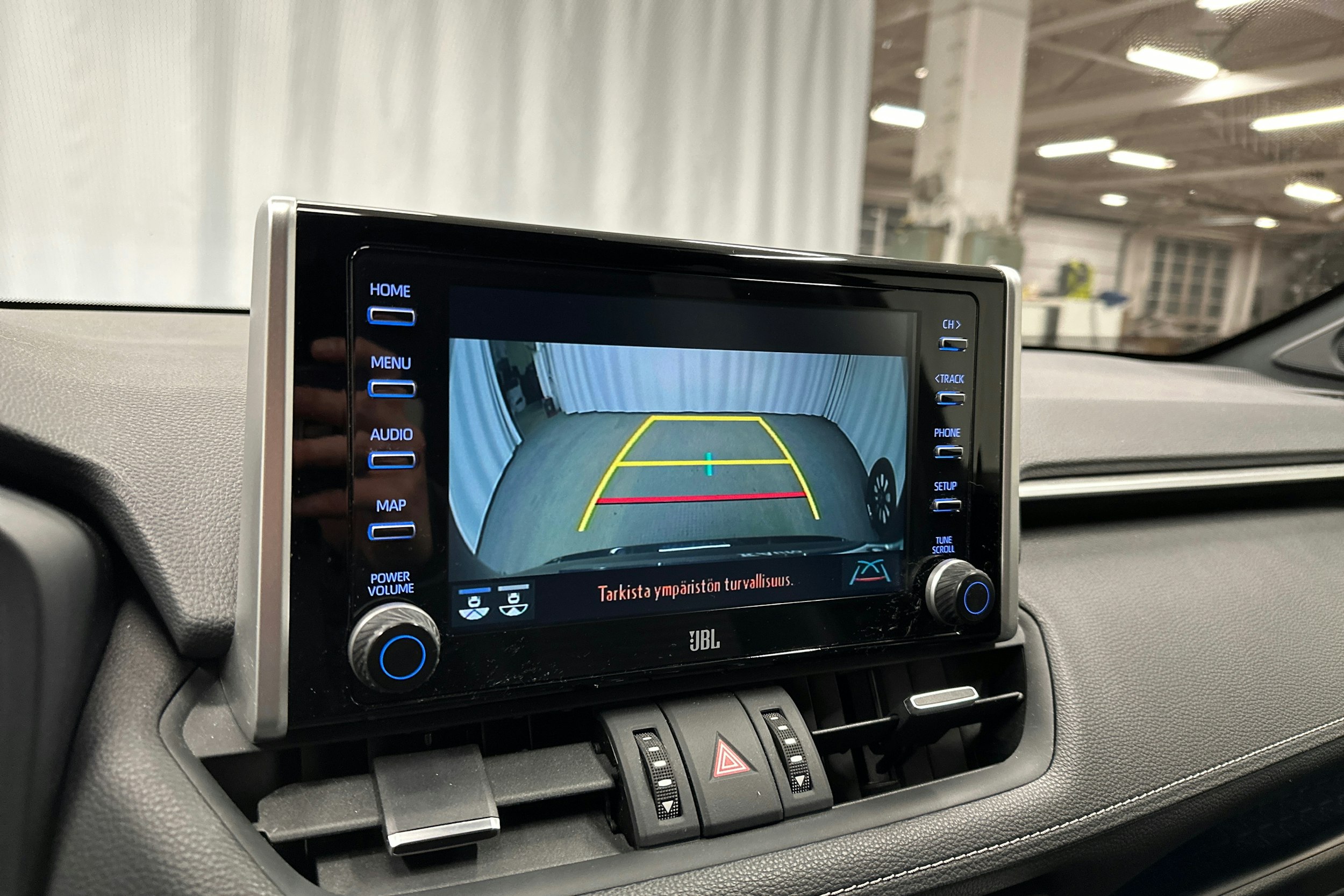 musta Toyota RAV4 2022 kuva 20.