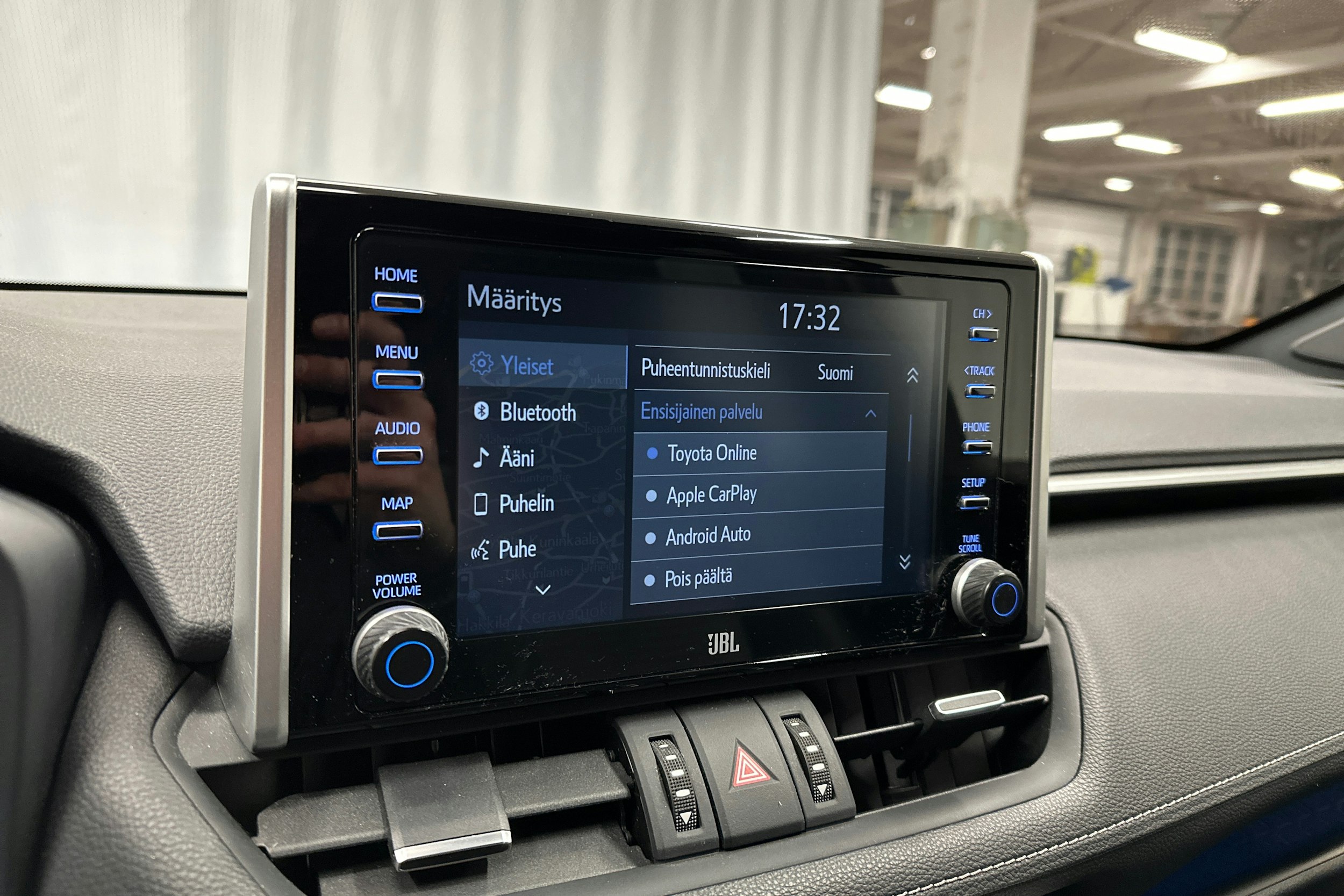 musta Toyota RAV4 2022 kuva 21.