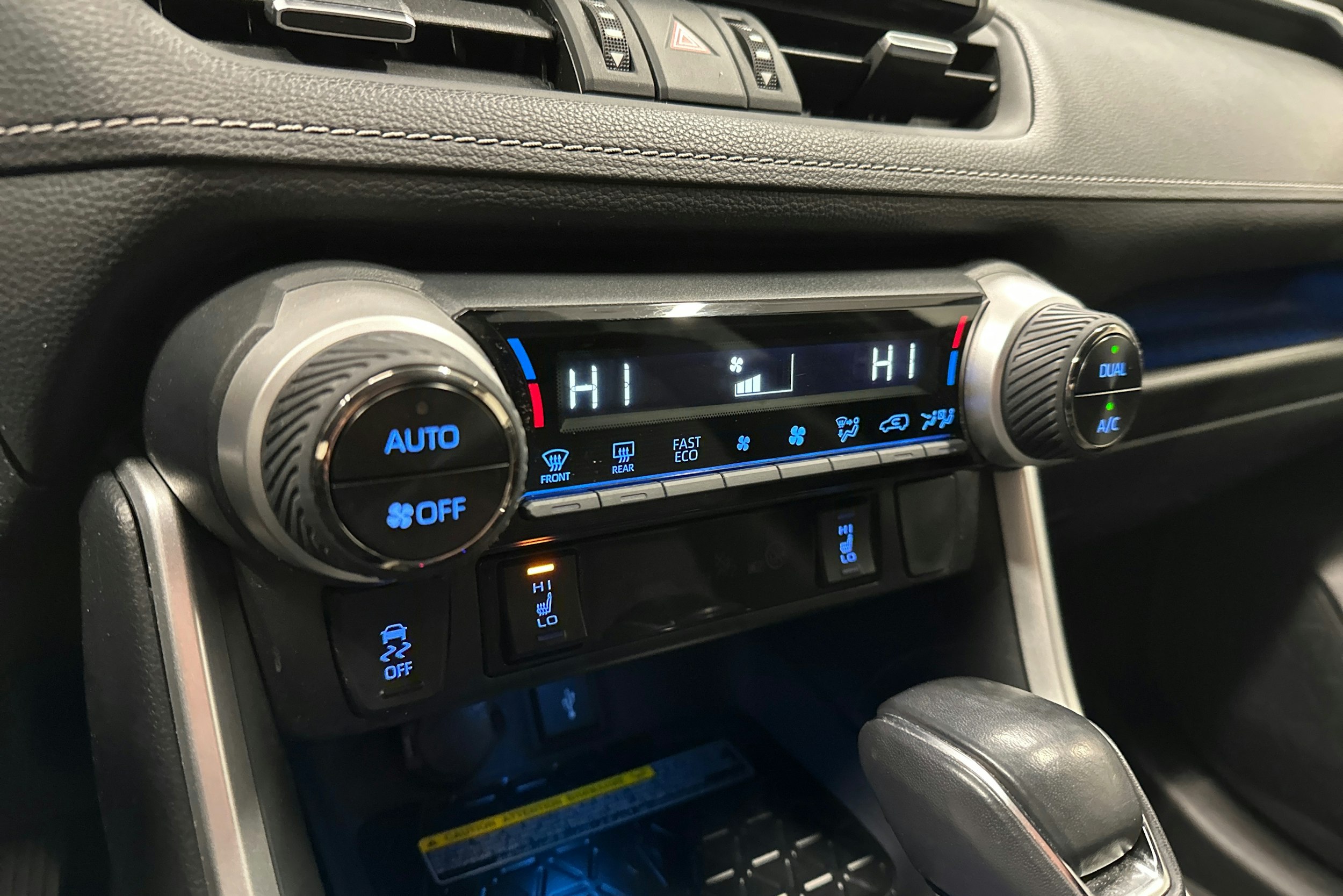 musta Toyota RAV4 2022 kuva 22.