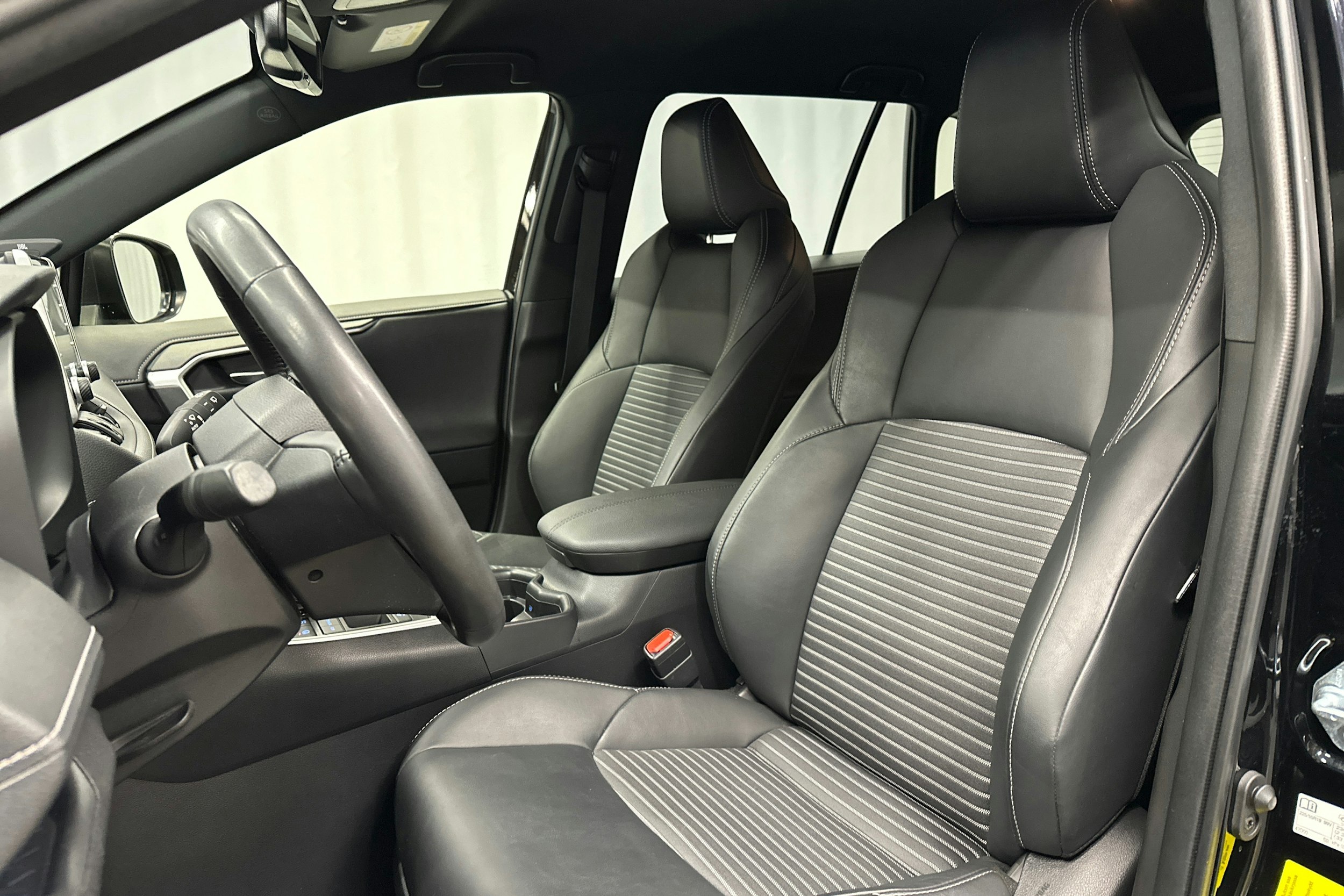 musta Toyota RAV4 2022 kuva 24.