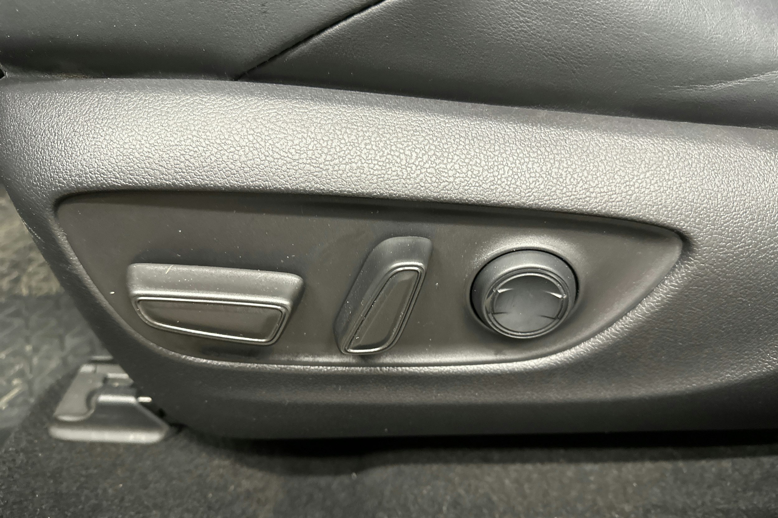 musta Toyota RAV4 2022 kuva 25.