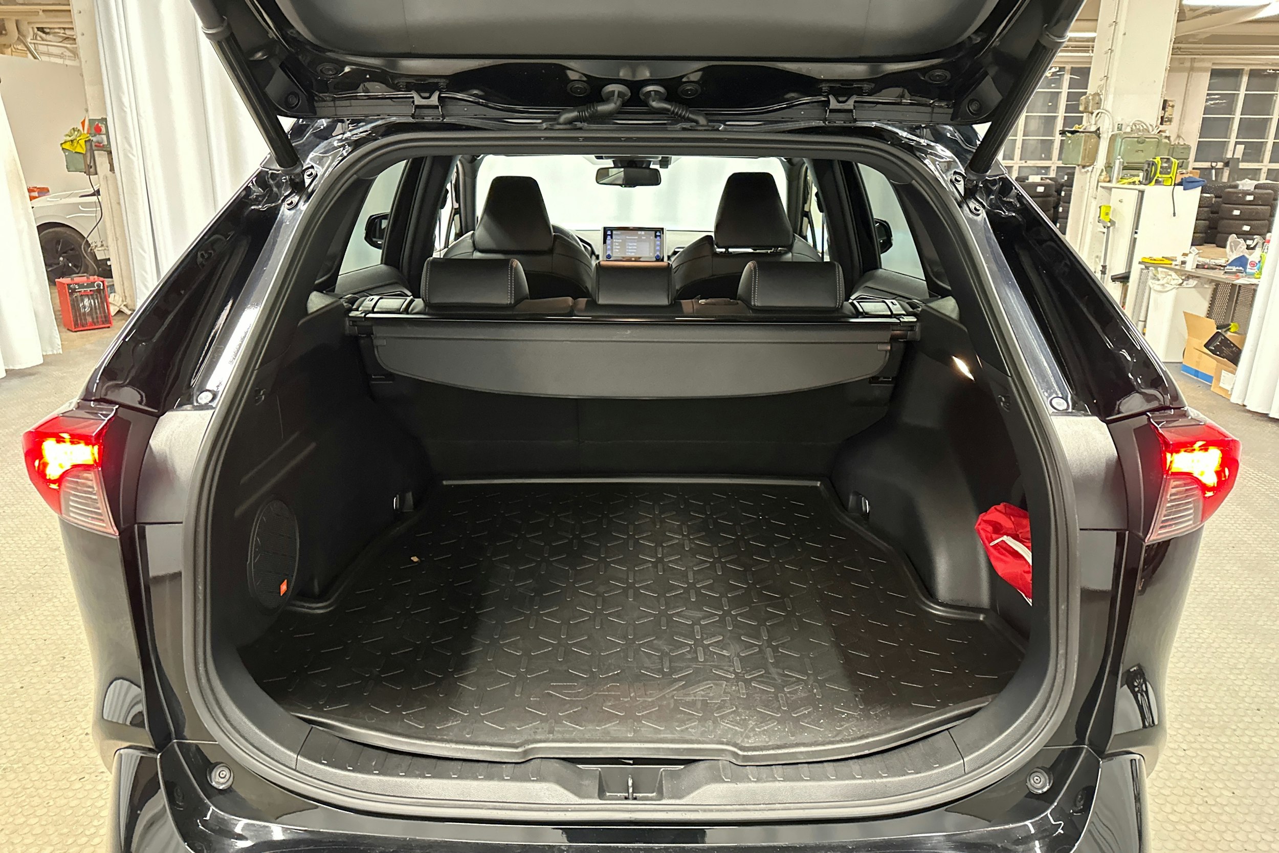 musta Toyota RAV4 2022 kuva 26.
