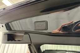 musta Toyota RAV4 2022 kuva 27.