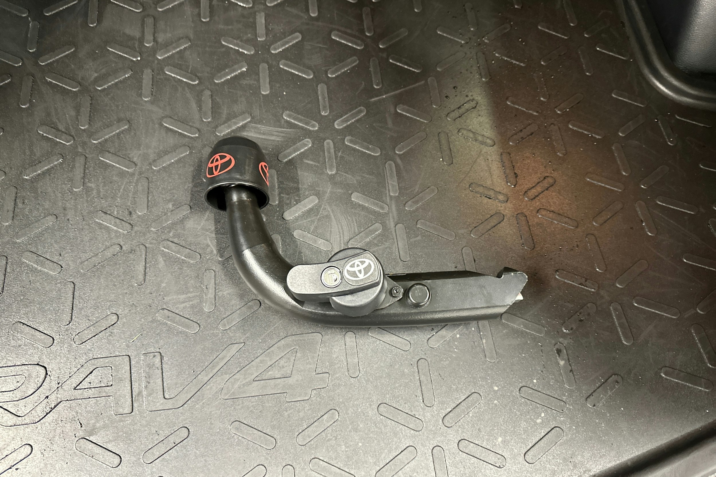 musta Toyota RAV4 2022 kuva 28.