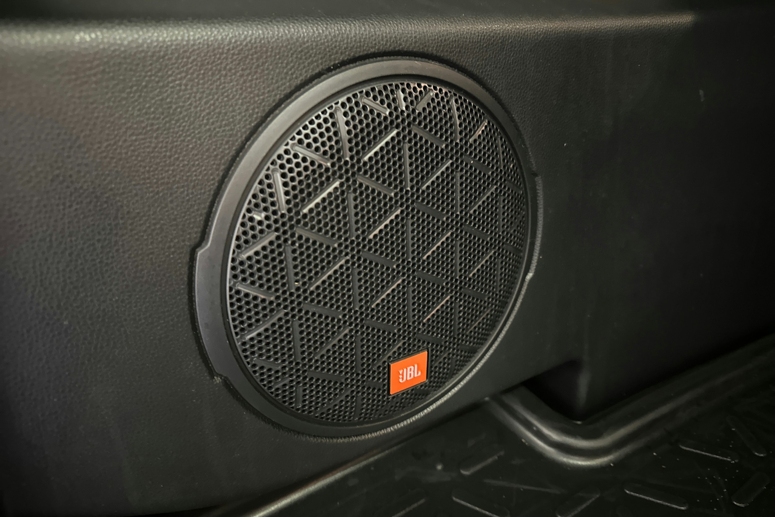 musta Toyota RAV4 2022 kuva 29.