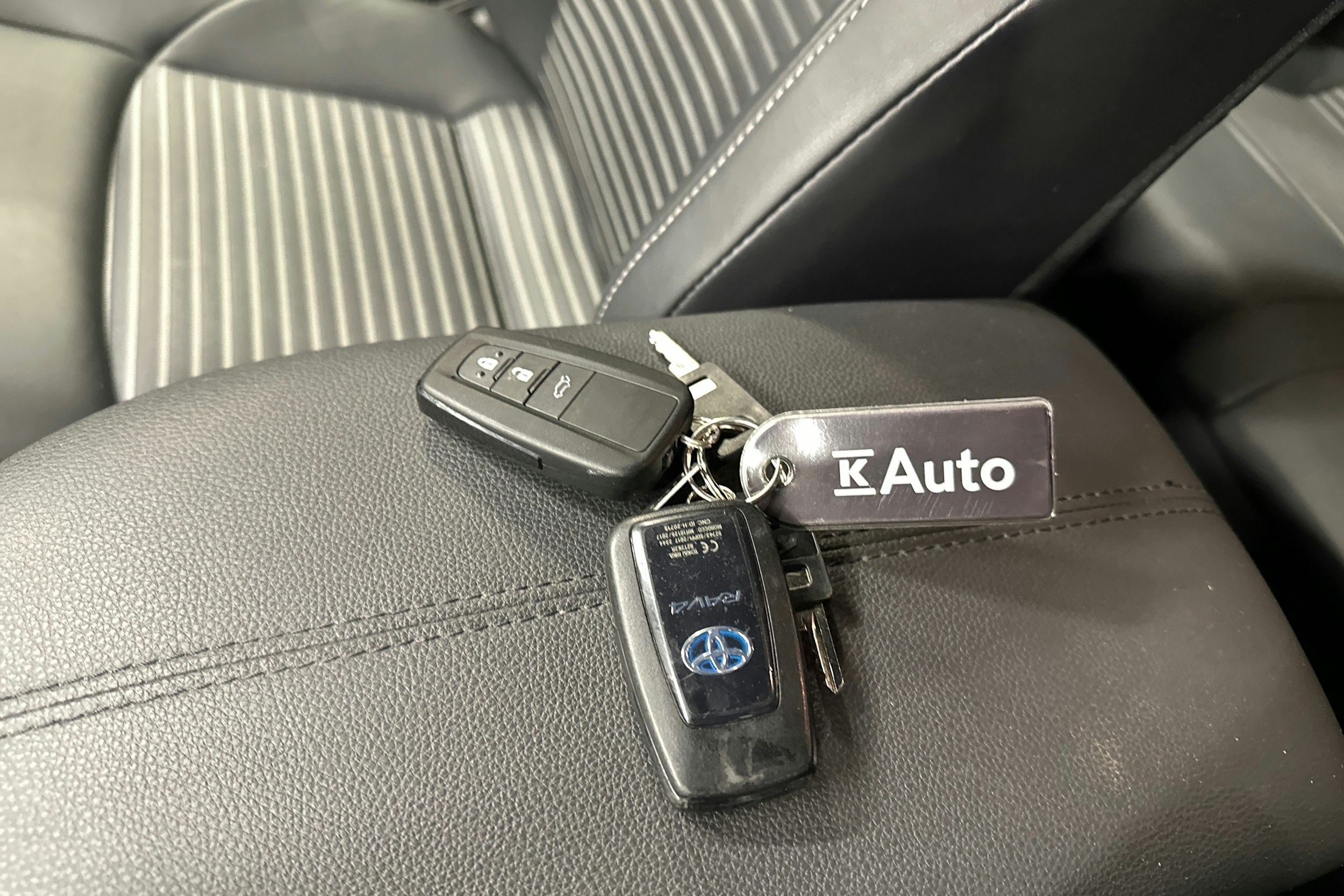 musta Toyota RAV4 2022 kuva 30.