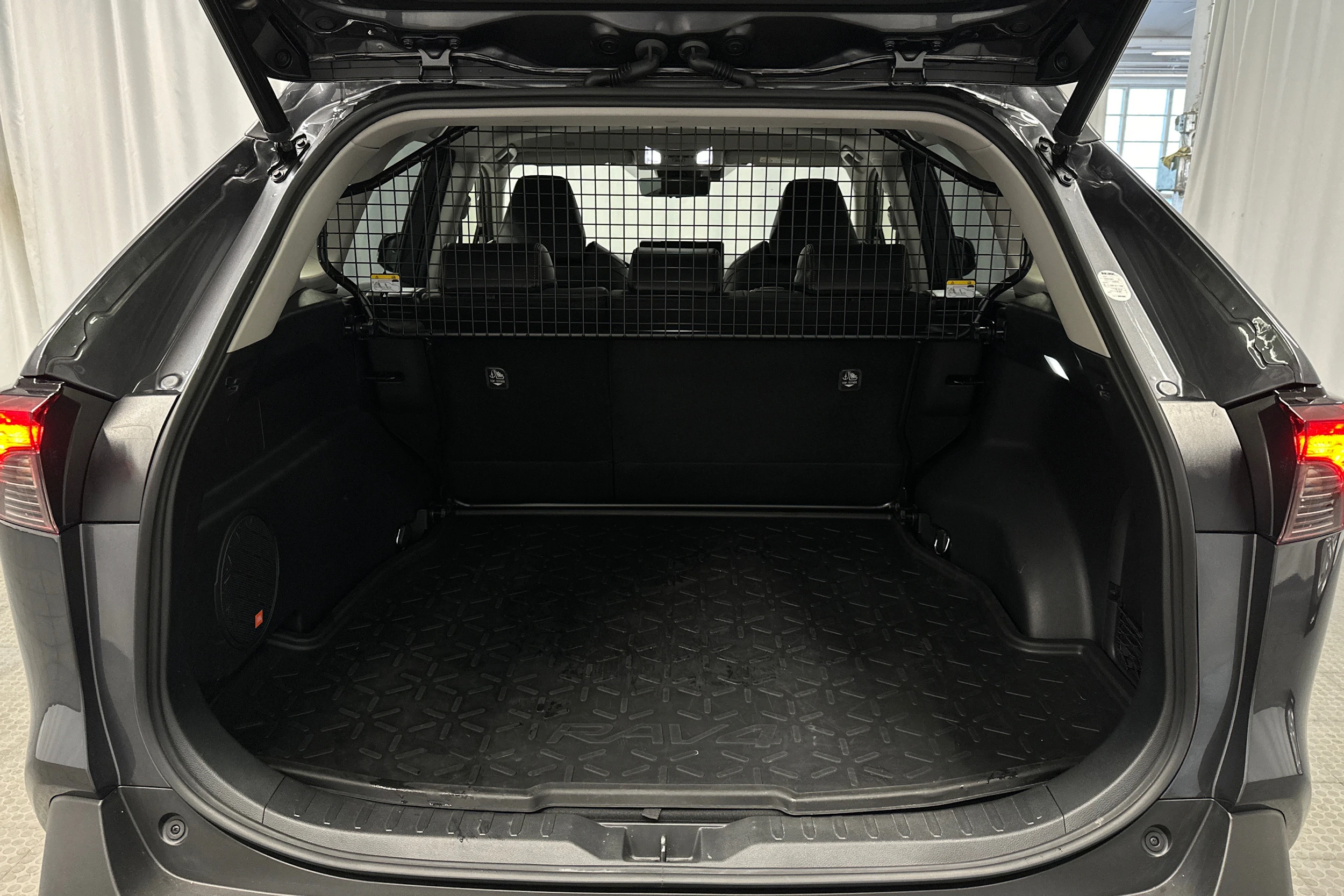 harmaa Toyota RAV4 2023 kuva 15.