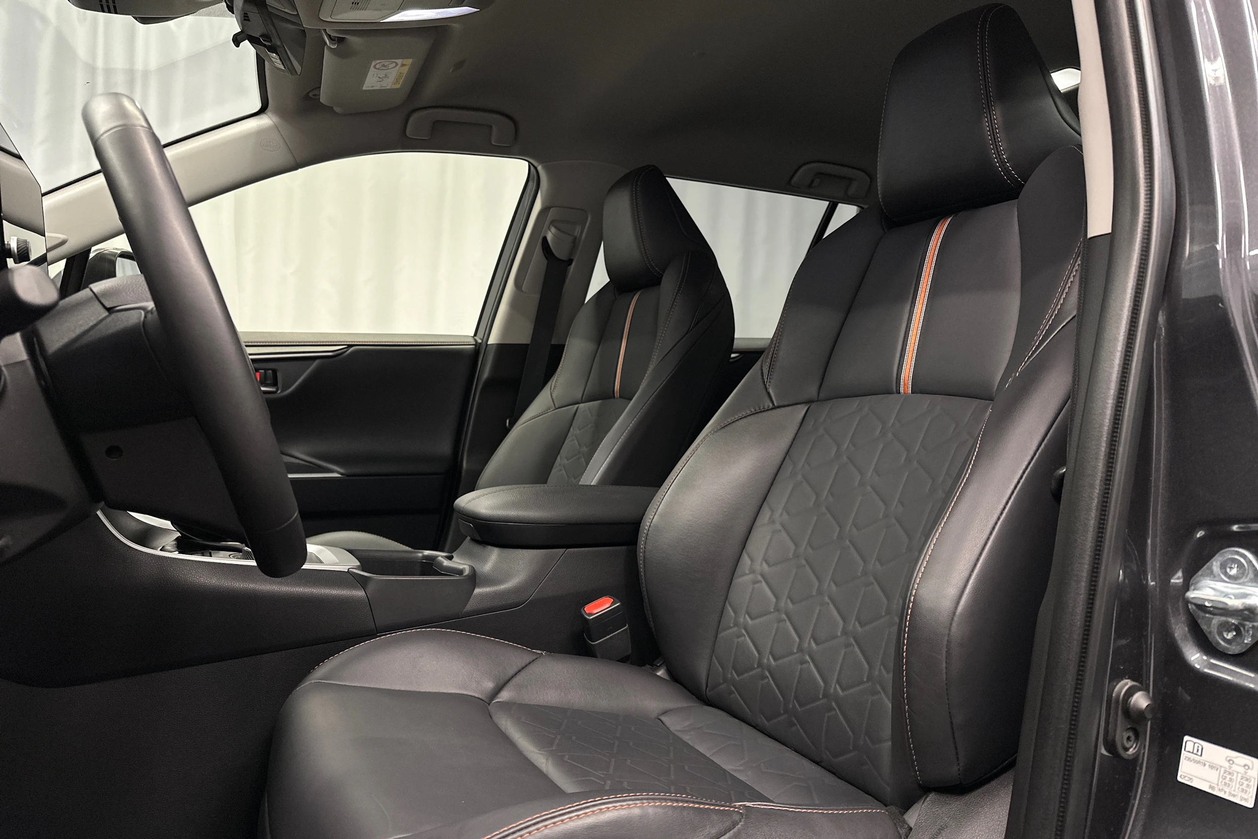 harmaa Toyota RAV4 2023 kuva 18.