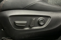 harmaa Toyota RAV4 2023 kuva 19.