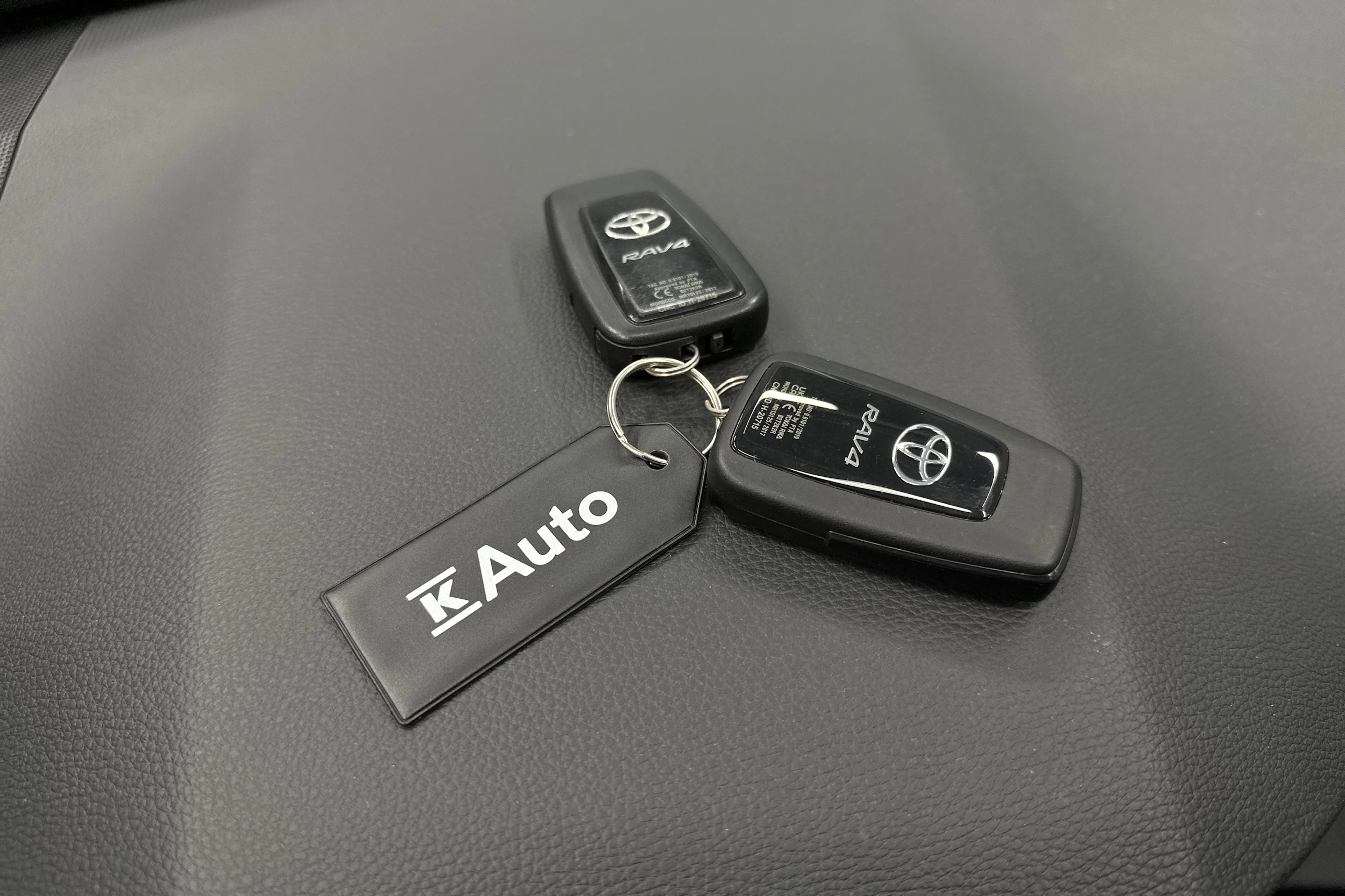 harmaa Toyota RAV4 2023 kuva 36.
