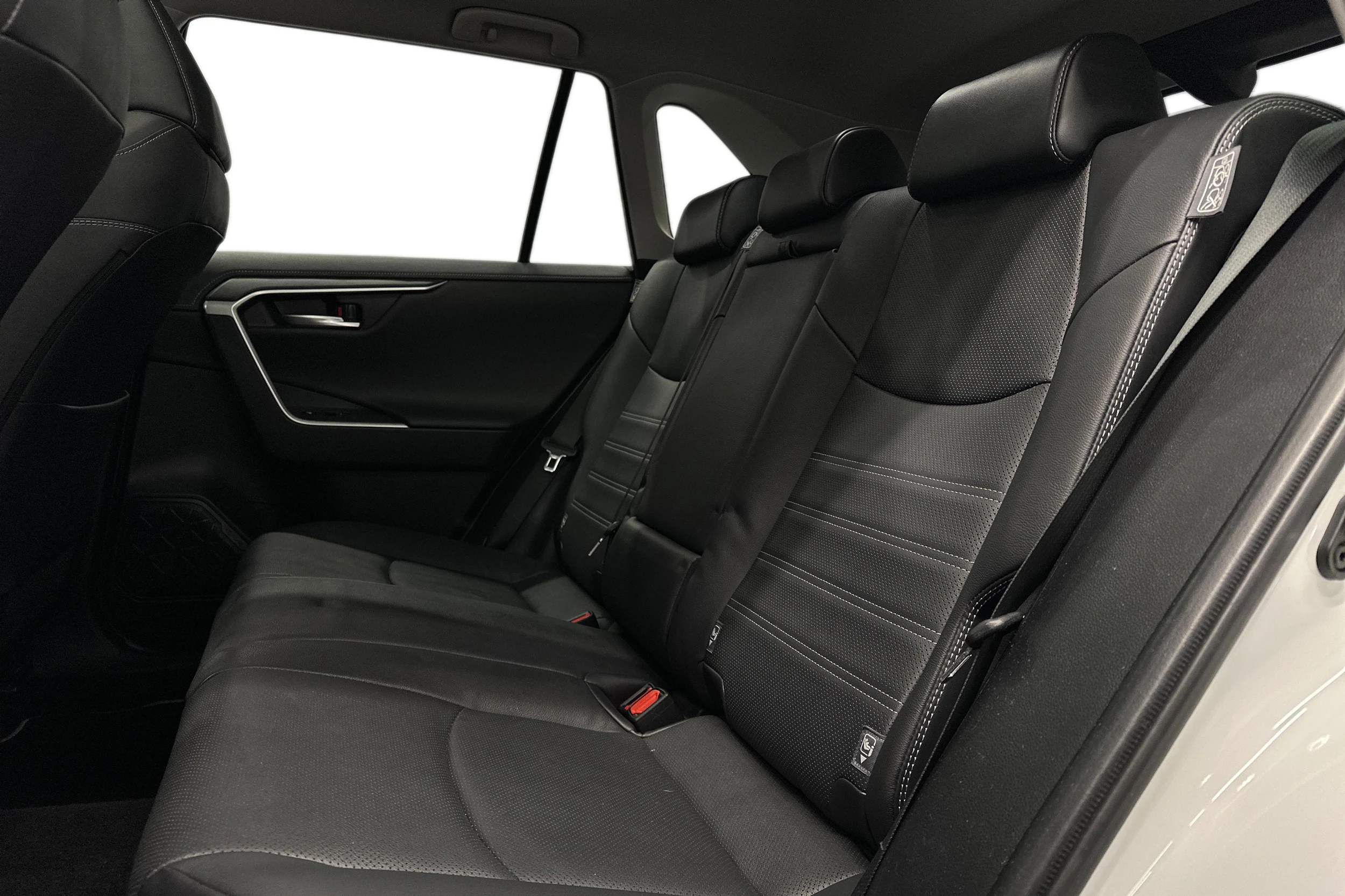 valkoinen Toyota RAV4 2023 kuva 11.