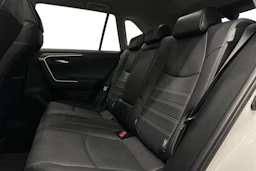 valkoinen Toyota RAV4 2023 kuva 11.