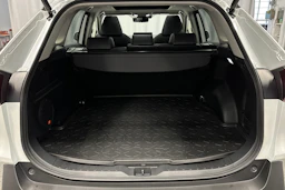 valkoinen Toyota RAV4 2023 kuva 15.