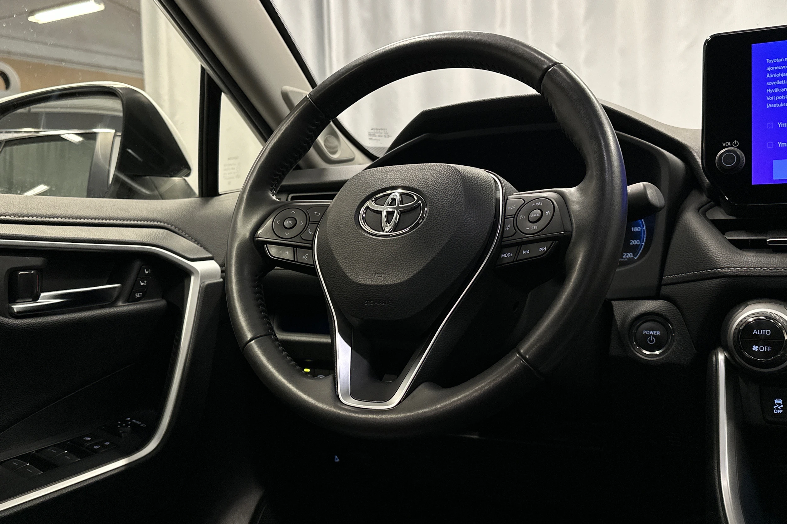 valkoinen Toyota RAV4 2023 kuva 22.
