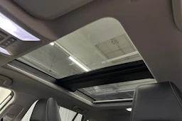 valkoinen Toyota RAV4 2023 kuva 36.