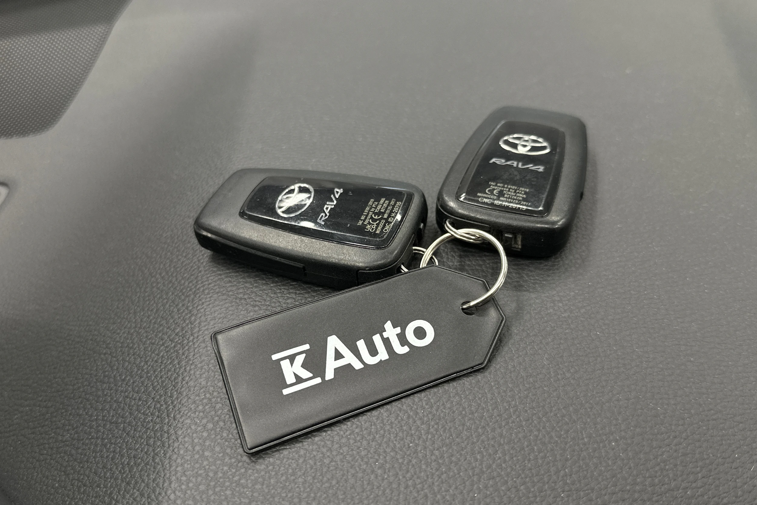 valkoinen Toyota RAV4 2023 kuva 38.