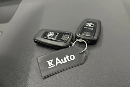 valkoinen Toyota RAV4 2023 kuva 38.