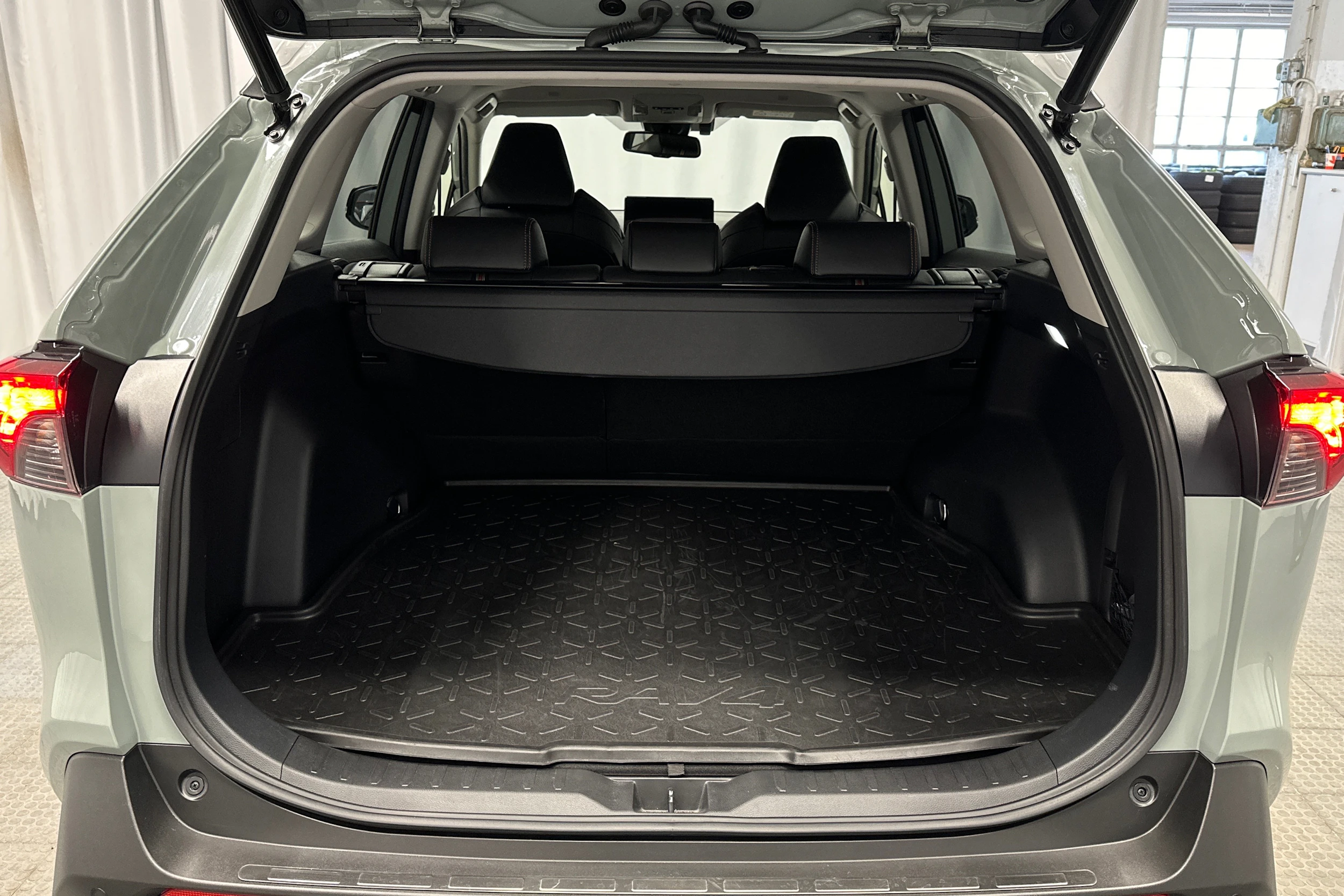harmaa Toyota RAV4 2023 kuva 15.