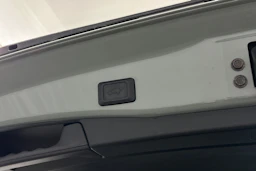 harmaa Toyota RAV4 2023 kuva 16.