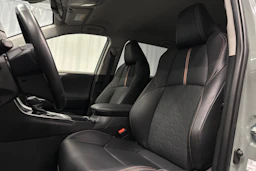 harmaa Toyota RAV4 2023 kuva 17.