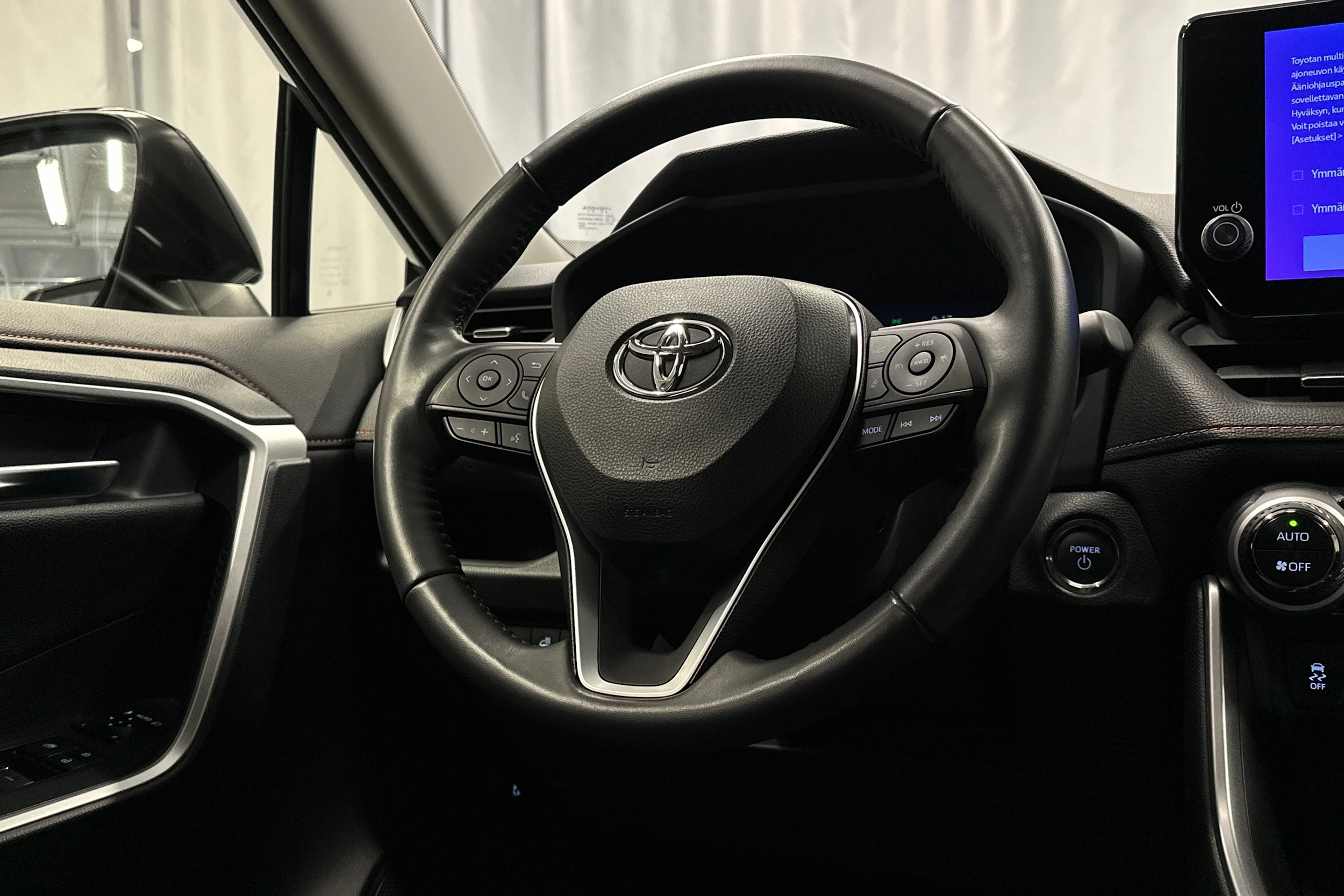 harmaa Toyota RAV4 2023 kuva 19.