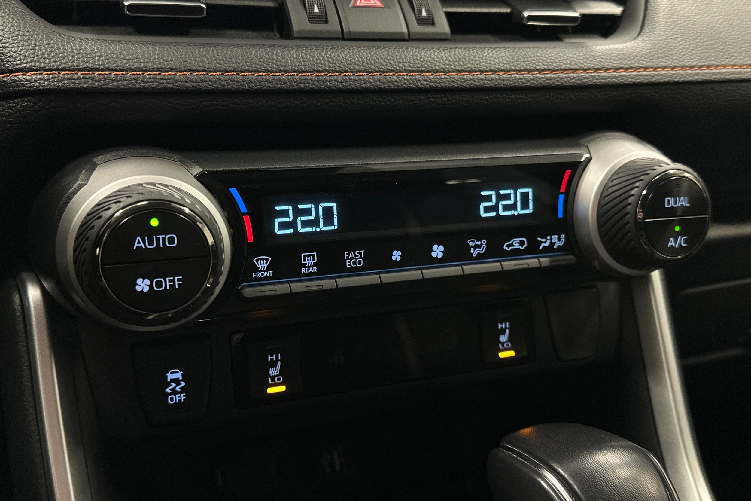 harmaa Toyota RAV4 2023 kuva 27.
