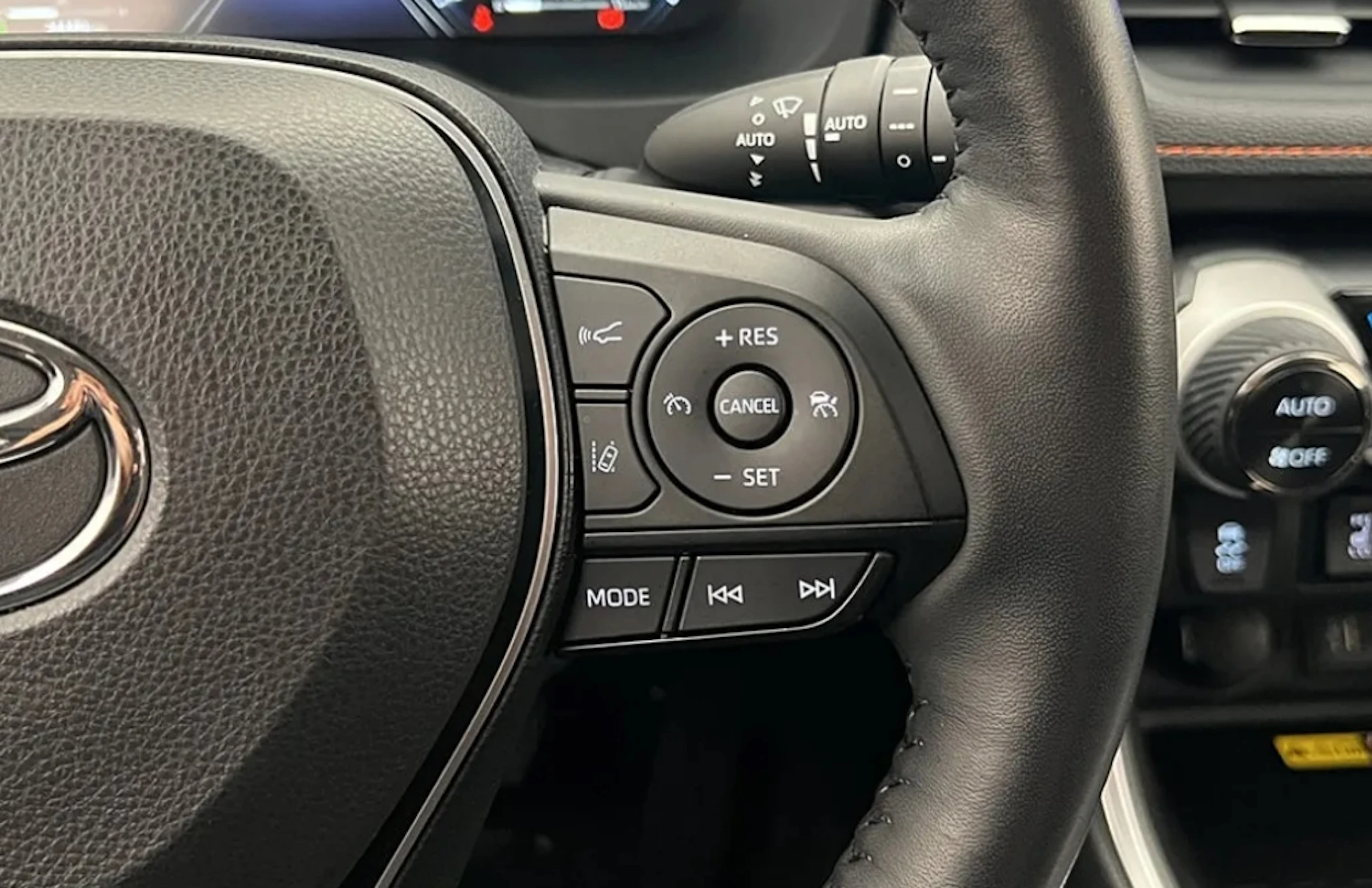 vihreä Toyota RAV4 2023 kuva 10.