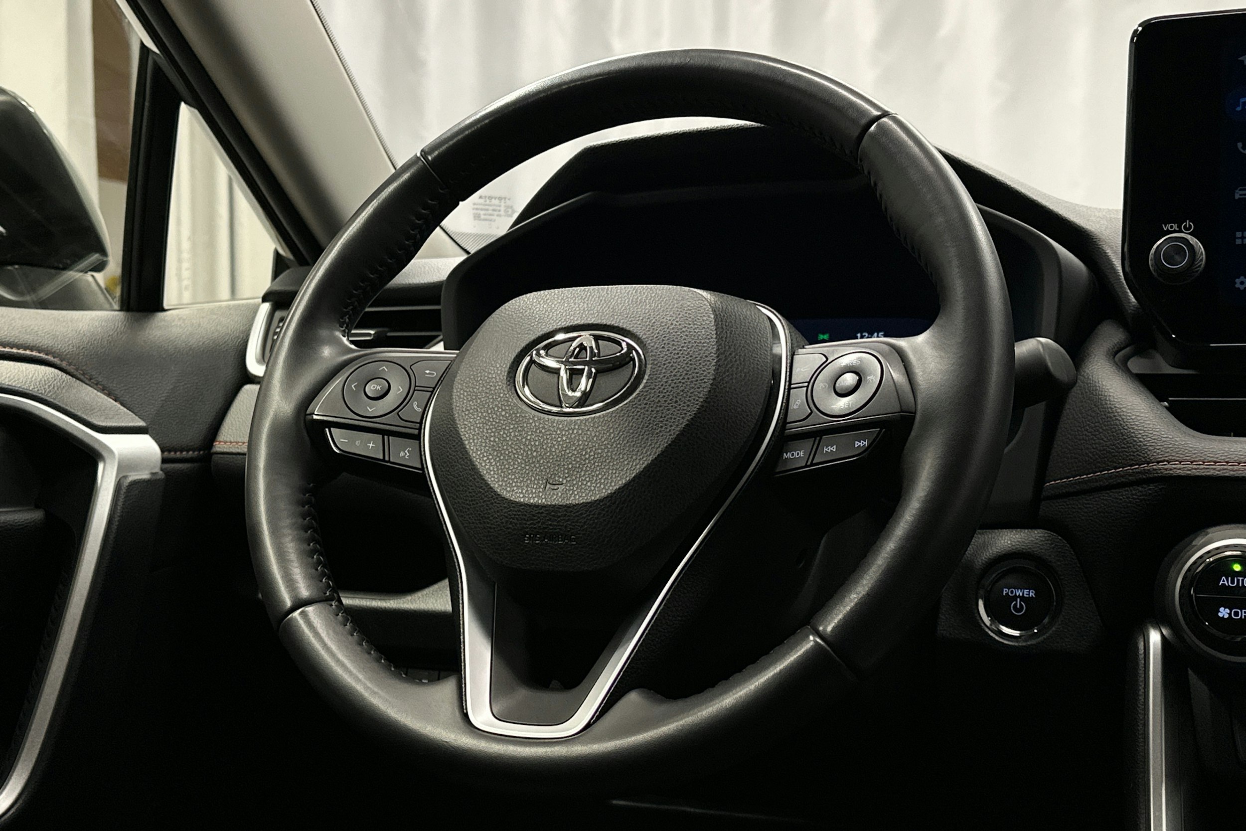 vihreä Toyota RAV4 2023 kuva 18.