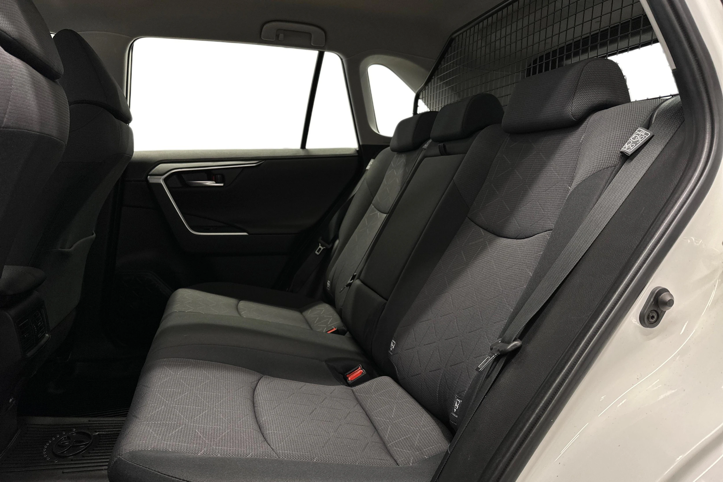 valkoinen Toyota RAV4 2023 kuva 11.