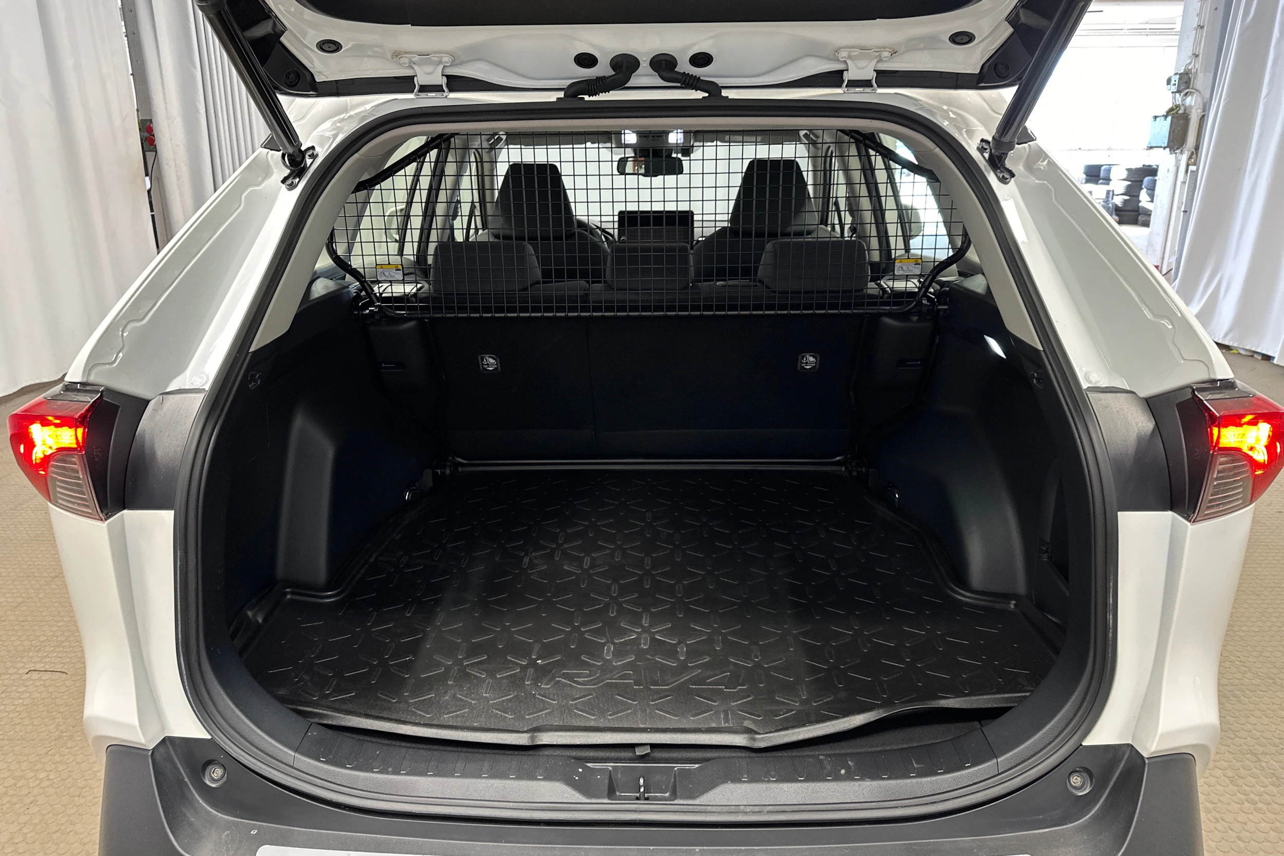 valkoinen Toyota RAV4 2023 kuva 15.