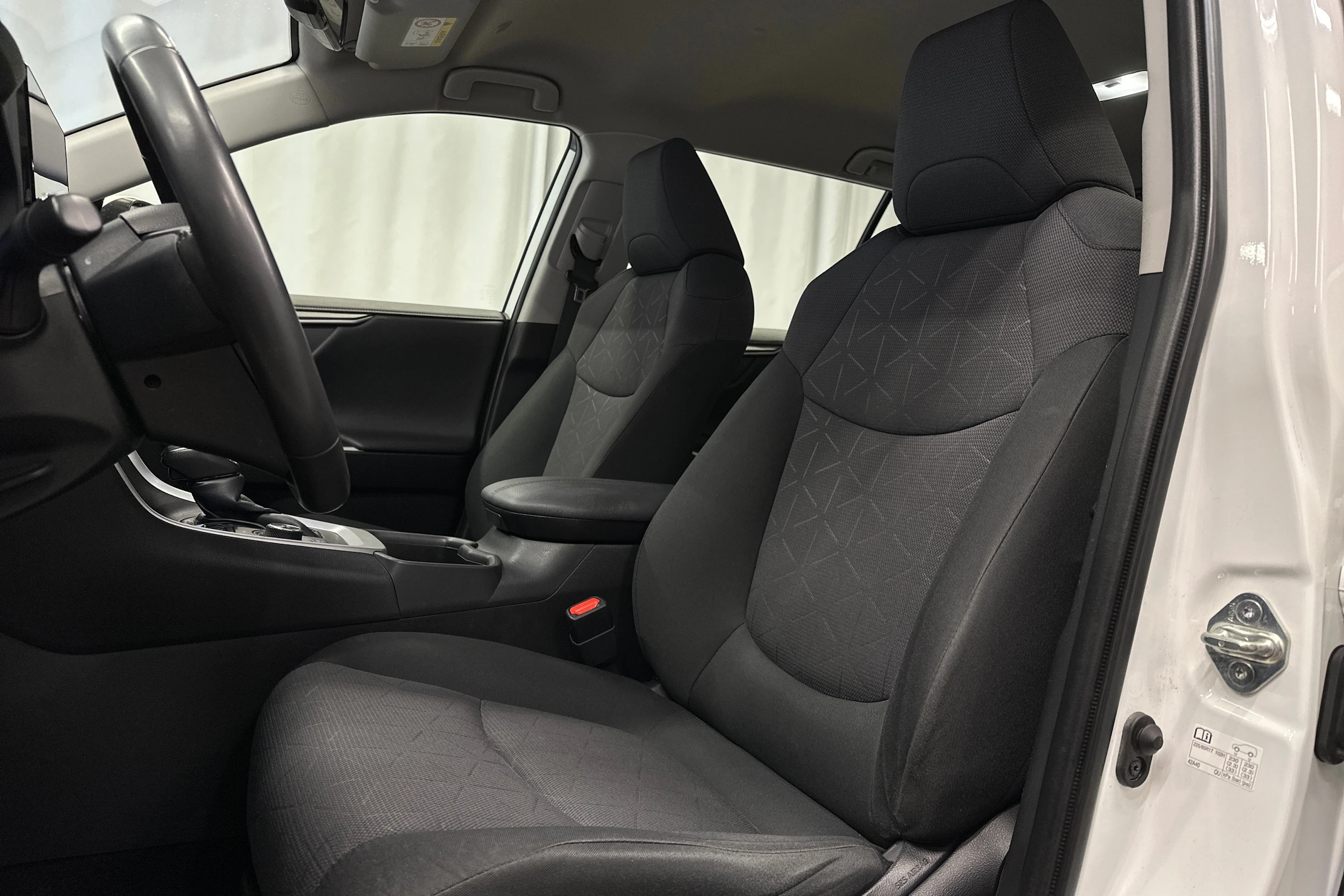 valkoinen Toyota RAV4 2023 kuva 17.