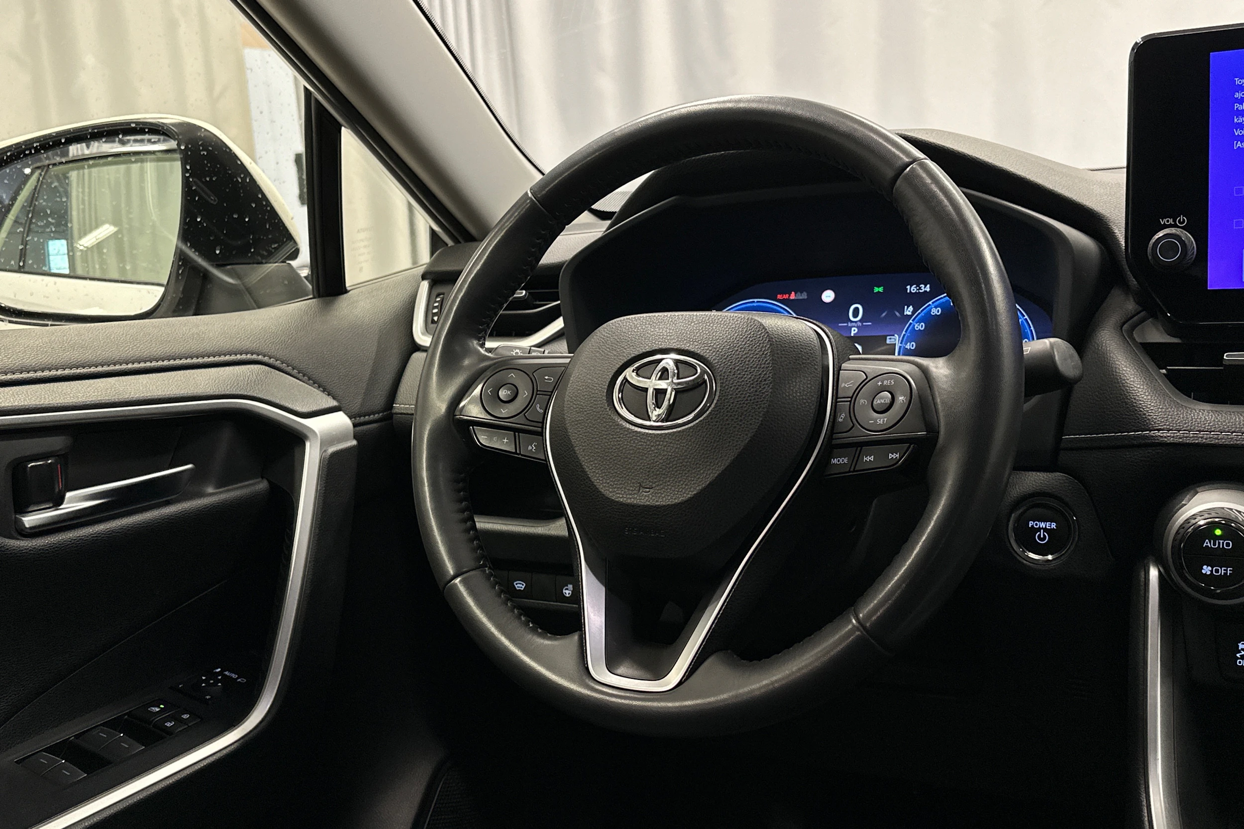 valkoinen Toyota RAV4 2023 kuva 18.